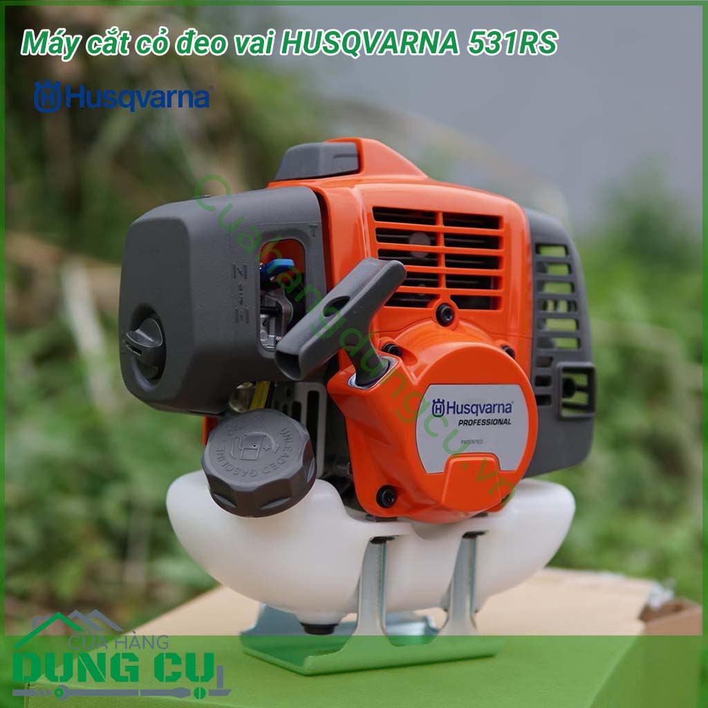 Máy cắt cỏ đeo vai Husqvarna 531RS là máy cắt cỏ dành cho công việc chuyên nghiệp có thể hoạt động liên tục cường độ cao trong môi trường nóng và bụi. Tay cầm thiết kế nhẹ và hẹp phù hợp với tay cầm người Châu Á. 