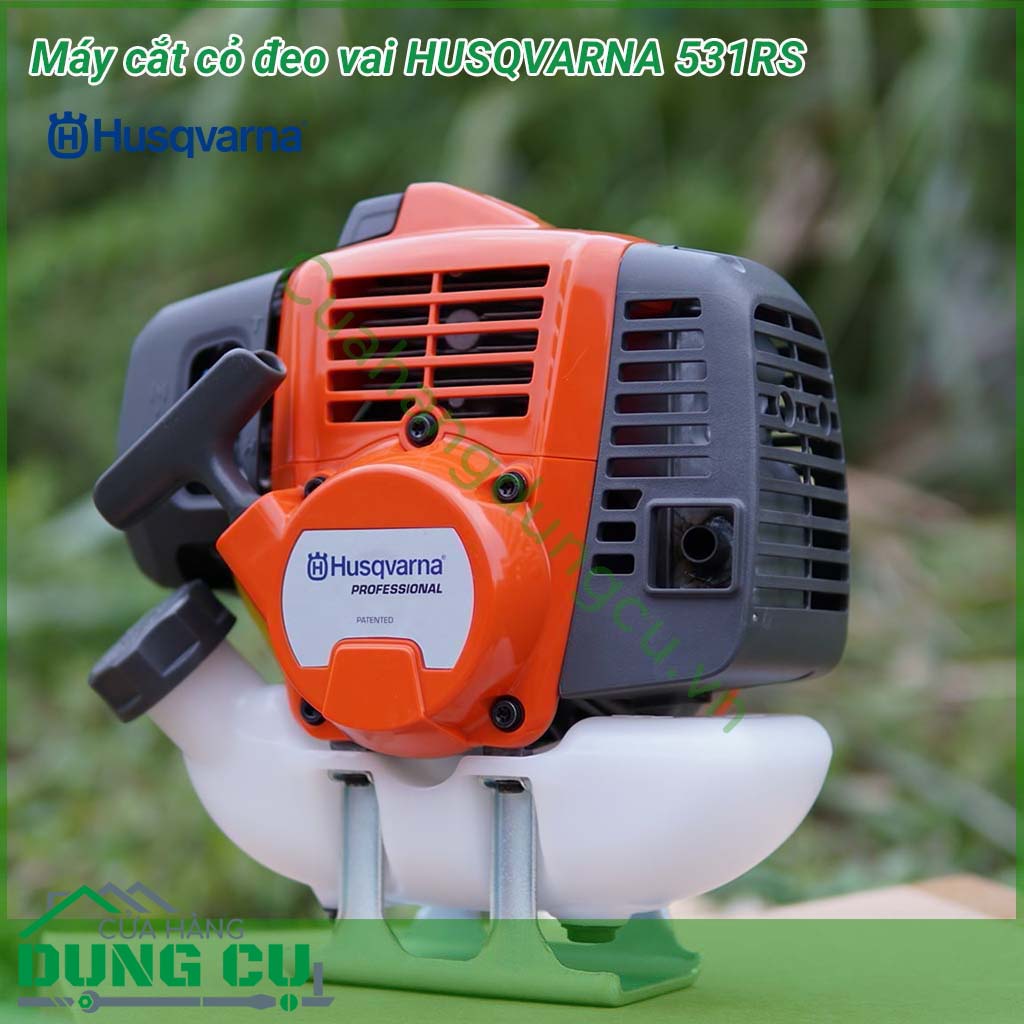 Máy cắt cỏ đeo vai Husqvarna 531RS là máy cắt cỏ dành cho công việc chuyên nghiệp có thể hoạt động liên tục cường độ cao trong môi trường nóng và bụi. Tay cầm thiết kế nhẹ và hẹp phù hợp với tay cầm người Châu Á. 