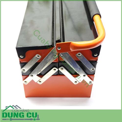 Hộp dụng cụ 3 tầng 5 ngăn 1 quai sách là một loại hộp dùng cho những người thợ đựng đồ nghề chuyên nghiệp hay các cá nhân đựng dụng cụ sửa chữa gia đình