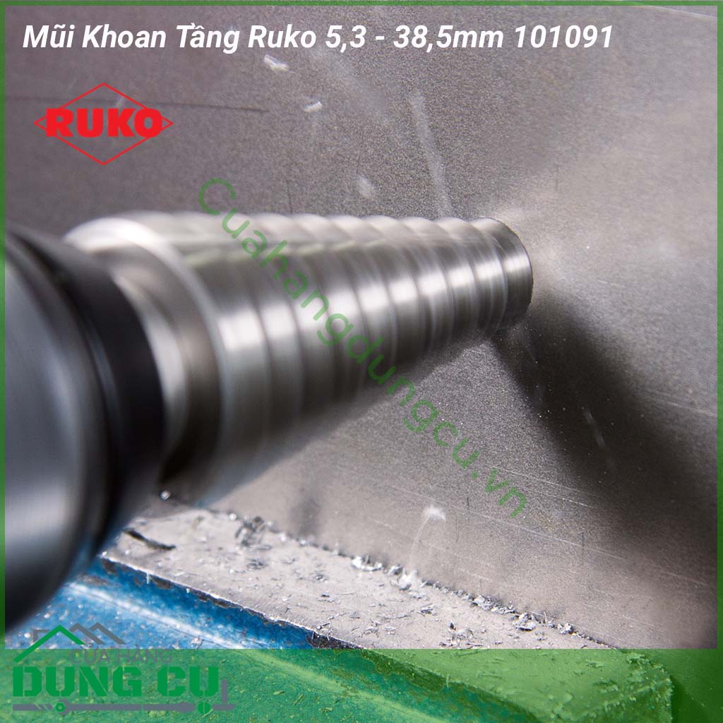 Mũi khoan tầng 5,3-38,5mm Ruko 101091 được thiết kế hình nón gồm nhiều đường kính trên cùng 1 mũi khoan. Ưu điểm có thể khoan được nhiều lỗ có đường kính khác nhau trên cùng một mũi khoan mà không phải thay thế mũi nên tiết kiệm được rất nhiều thời gian.
