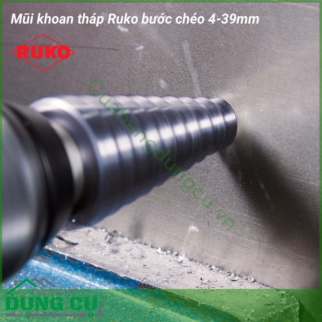 Mũi khoan tháp Ruko bước chéo 4-39mm 101056F&nbsp;gồm 13 bước bền bỉ và bề mặt mũi khoan dạng xoắn ốc và chia bước. Vật liệu phù hợp để sử dụng với mũi khoan tháp này là các tấm vật liệu sắt, đồng, đồng thau, nhôm, tấm nhựa, tấm cách nhiệt, tấm gỗ...&nbsp;