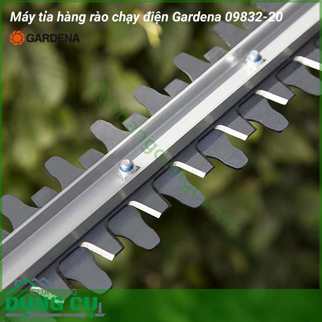 Máy tỉa hàng rào cây cảnh chạy điện Gardena 09832-20 với thiết kế nhỏ gọn bằng chất liệu cao cấp và lưỡi cưa được gia công đặc biệt cho khả năng hoạt động mạnh mẽ, sắc bén, tạo độ rắn chắc và độ bền tuyệt đối cho sản phẩm.