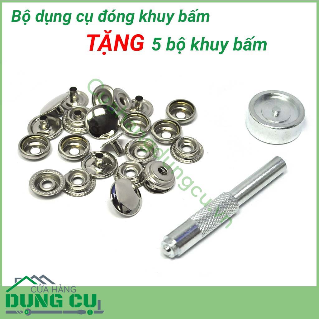 Bộ dụng cụ đóng cúc bấm tặng kèm 5 bộ cúc bấm&nbsp;gồm 1 đế đóng nút, 1 đóng nút bấm&nbsp;và được tặng kèm 5 bộ cúc bấm. Các chi tiết sắc xảo, giúp cho người sử dụng chế tác nhanh hơn là một loại dụng cụ không thể thiếu trong việc chế tác đồ da.