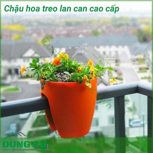 Chậu hoa lan can cao cấp bạn dễ dàng trồng được những chậu hoa xinh xắn để tô điểm cho không gian sống thêm xanh mát, lãng mạn. Thiết kế thông minh và tiện dụng, dễ dàng gắn trên lan can của ban công, tay vịn của cầu thang… mà không bị nghiêng, đổ.