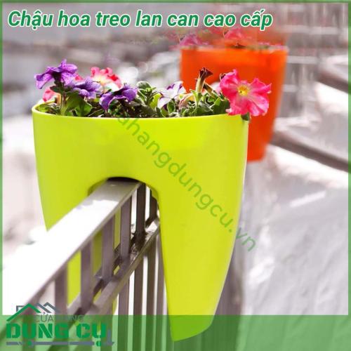 Chậu hoa lan can cao cấp bạn dễ dàng trồng được những chậu hoa xinh xắn để tô điểm cho không gian sống thêm xanh mát, lãng mạn. Thiết kế thông minh và tiện dụng, dễ dàng gắn trên lan can của ban công, tay vịn của cầu thang… mà không bị nghiêng, đổ.