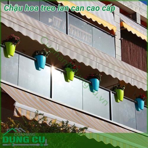 Chậu hoa lan can cao cấp bạn dễ dàng trồng được những chậu hoa xinh xắn để tô điểm cho không gian sống thêm xanh mát, lãng mạn. Thiết kế thông minh và tiện dụng, dễ dàng gắn trên lan can của ban công, tay vịn của cầu thang… mà không bị nghiêng, đổ.