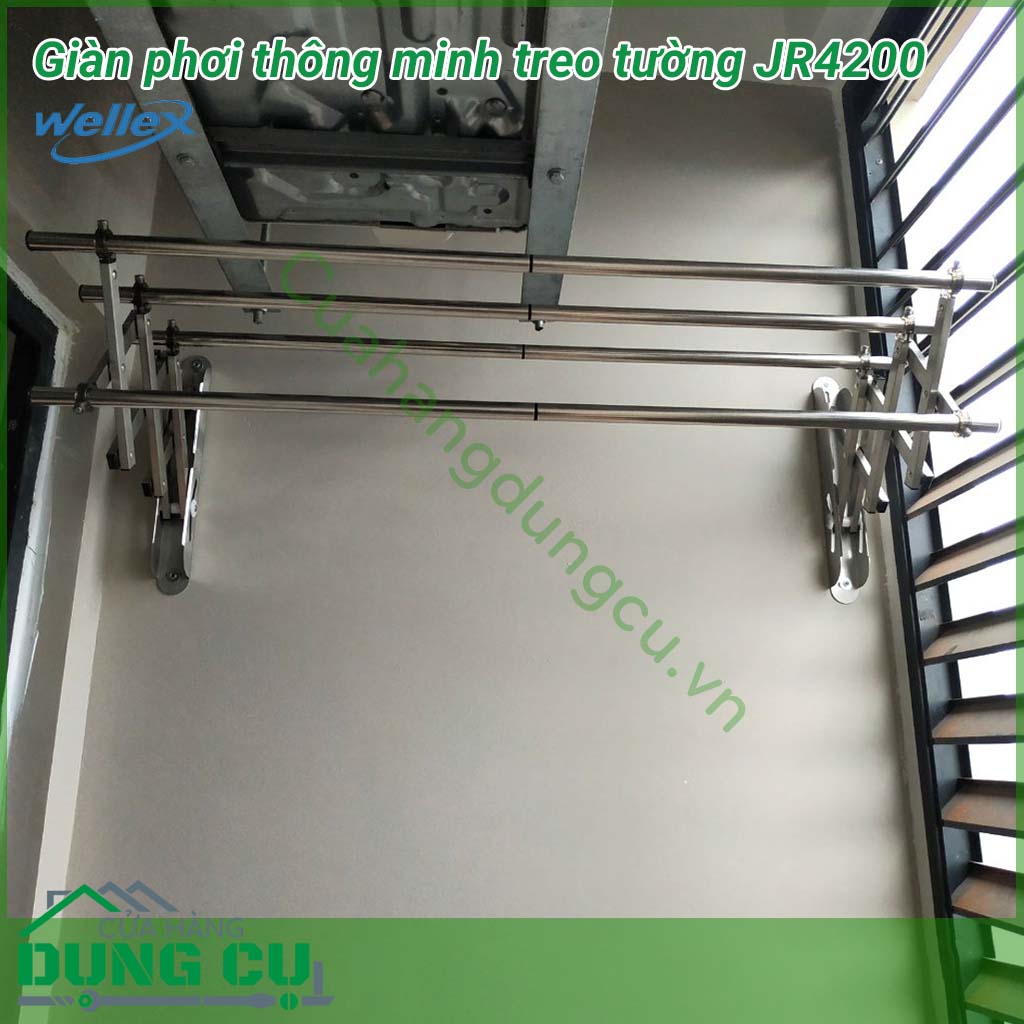 Giàn phơi gắn tường xếp gọn Wellex JR4200&nbsp;được sản xuất từ chất liệu thép không gỉ bền đẹp, chắc chắn. Vật liệu cứng cáp kết hợp cùng khả năng chịu lực tốt, giúp bạn treo quần áo an toàn, dễ dàng