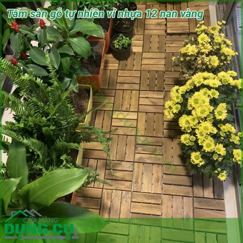 Sàn gỗ tự nhiên vỉ nhựa 12 nan vàng dễ lắp đặt. dễ lau chùi. Chịu nắng mưa tốt, không ẩm mốc, không mối mọt, cong vênh. Mặt trên là gỗ , mặt dưới là vỉ nhựa ,dưới vỉ nhựa có các đế nhọn cách mặt đất một khoảng cách để dễ dàng thoát nước