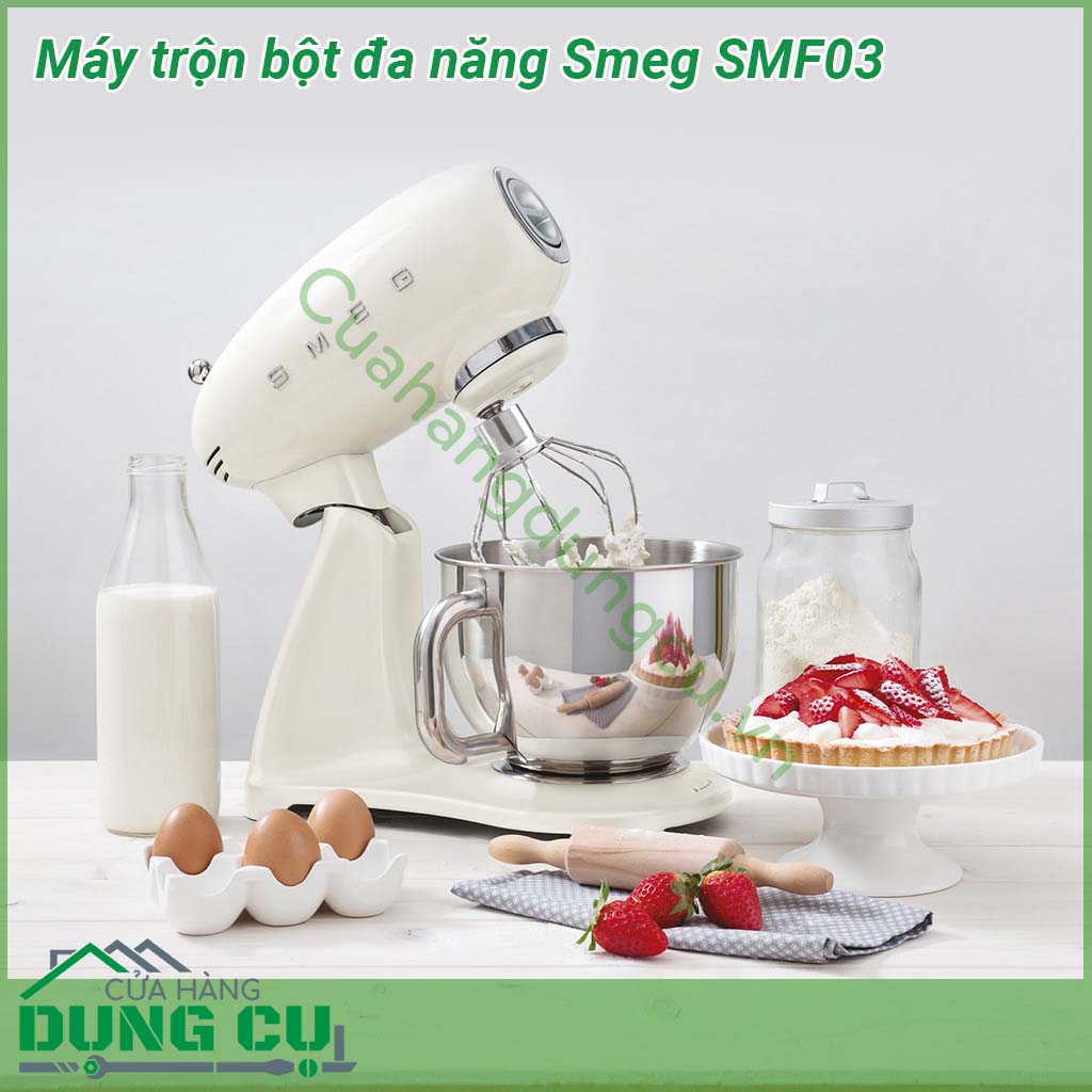 Máy trộn bột đa năng Smeg SMF03&nbsp;một biểu tượng phong cách và ngay lập tức bổ sung thêm một nét retro cho nhà bếp hiện đại của bạn Smeg SMF03 có vỏ nhôm đúc để tăng độ ổn định chân chống trượt khóa an toàn khi nghiêng đầu trộn