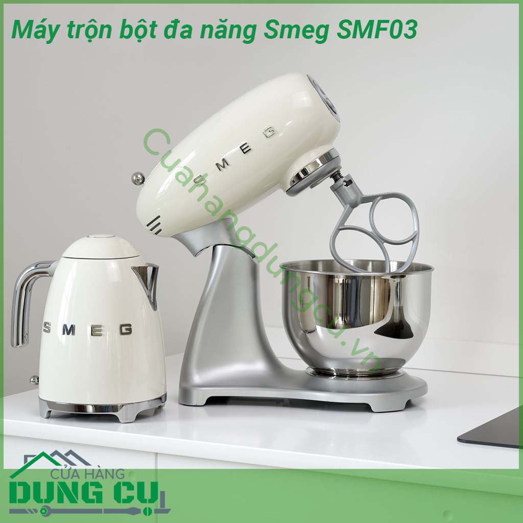 Máy trộn bột đa năng Smeg SMF03&nbsp;một biểu tượng phong cách và ngay lập tức bổ sung thêm một nét retro cho nhà bếp hiện đại của bạn Smeg SMF03 có vỏ nhôm đúc để tăng độ ổn định chân chống trượt khóa an toàn khi nghiêng đầu trộn