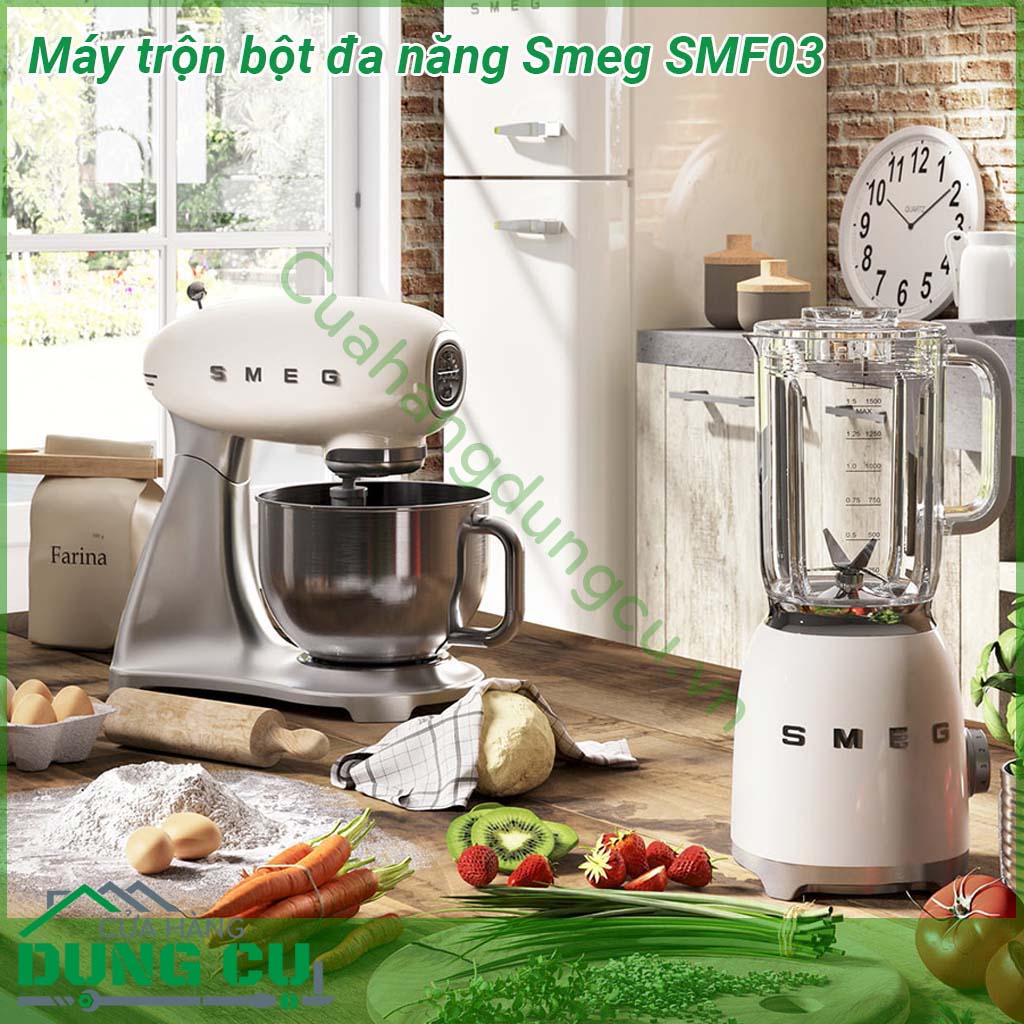 Máy trộn bột đa năng Smeg SMF03&nbsp;một biểu tượng phong cách và ngay lập tức bổ sung thêm một nét retro cho nhà bếp hiện đại của bạn Smeg SMF03 có vỏ nhôm đúc để tăng độ ổn định chân chống trượt khóa an toàn khi nghiêng đầu trộn
