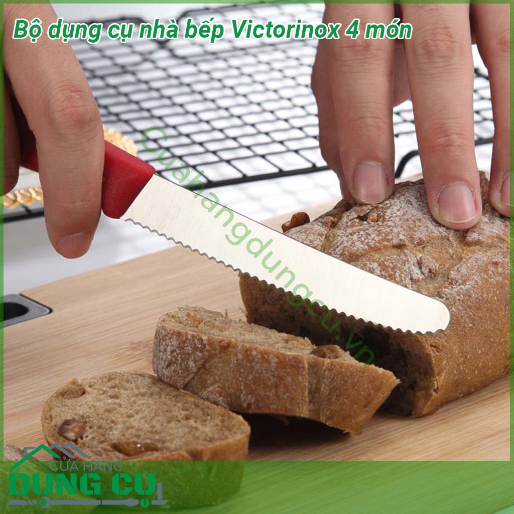 Bộ dụng cụ nhà bếp Victorinox 4 món&nbsp;được làm bằng thép không gỉ&nbsp;siêu sắc nét giúp cho vết cắt mịn đồng đều đẹp mắt Lưỡi dụng cụ&nbsp;thép không gỉ đặc biệt độ sắc nét lâu dài ít yêu cầu mài lại Tay cầm nhựa PP chống bụi bẩn dầu mỡ dễ dàng vệ sinh