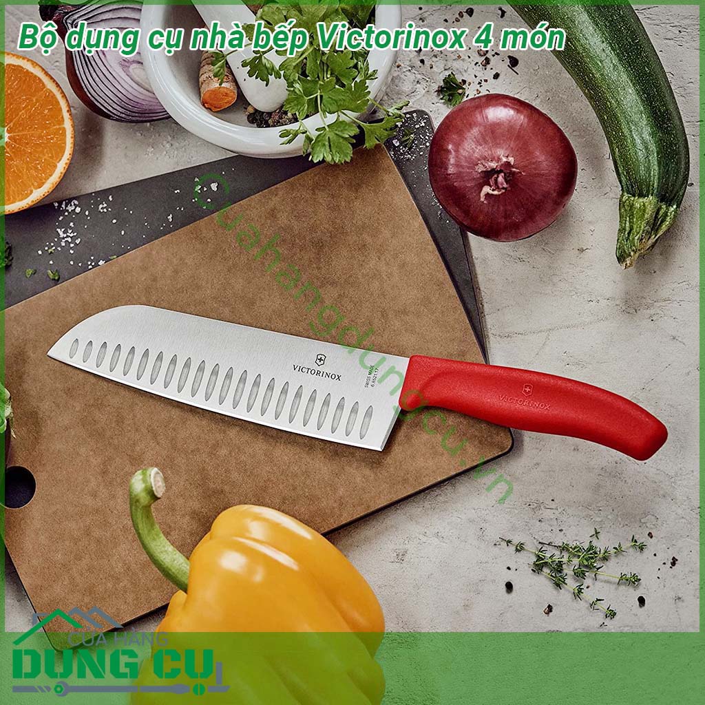 Bộ dụng cụ nhà bếp Victorinox 4 món&nbsp;được làm bằng thép không gỉ&nbsp;siêu sắc nét giúp cho vết cắt mịn đồng đều đẹp mắt Lưỡi dụng cụ&nbsp;thép không gỉ đặc biệt độ sắc nét lâu dài ít yêu cầu mài lại Tay cầm nhựa PP chống bụi bẩn dầu mỡ dễ dàng vệ sinh