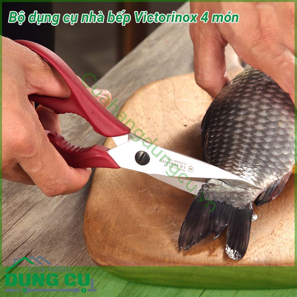 Bộ dụng cụ nhà bếp Victorinox 4 món&nbsp;được làm bằng thép không gỉ&nbsp;siêu sắc nét giúp cho vết cắt mịn đồng đều đẹp mắt Lưỡi dụng cụ&nbsp;thép không gỉ đặc biệt độ sắc nét lâu dài ít yêu cầu mài lại Tay cầm nhựa PP chống bụi bẩn dầu mỡ dễ dàng vệ sinh