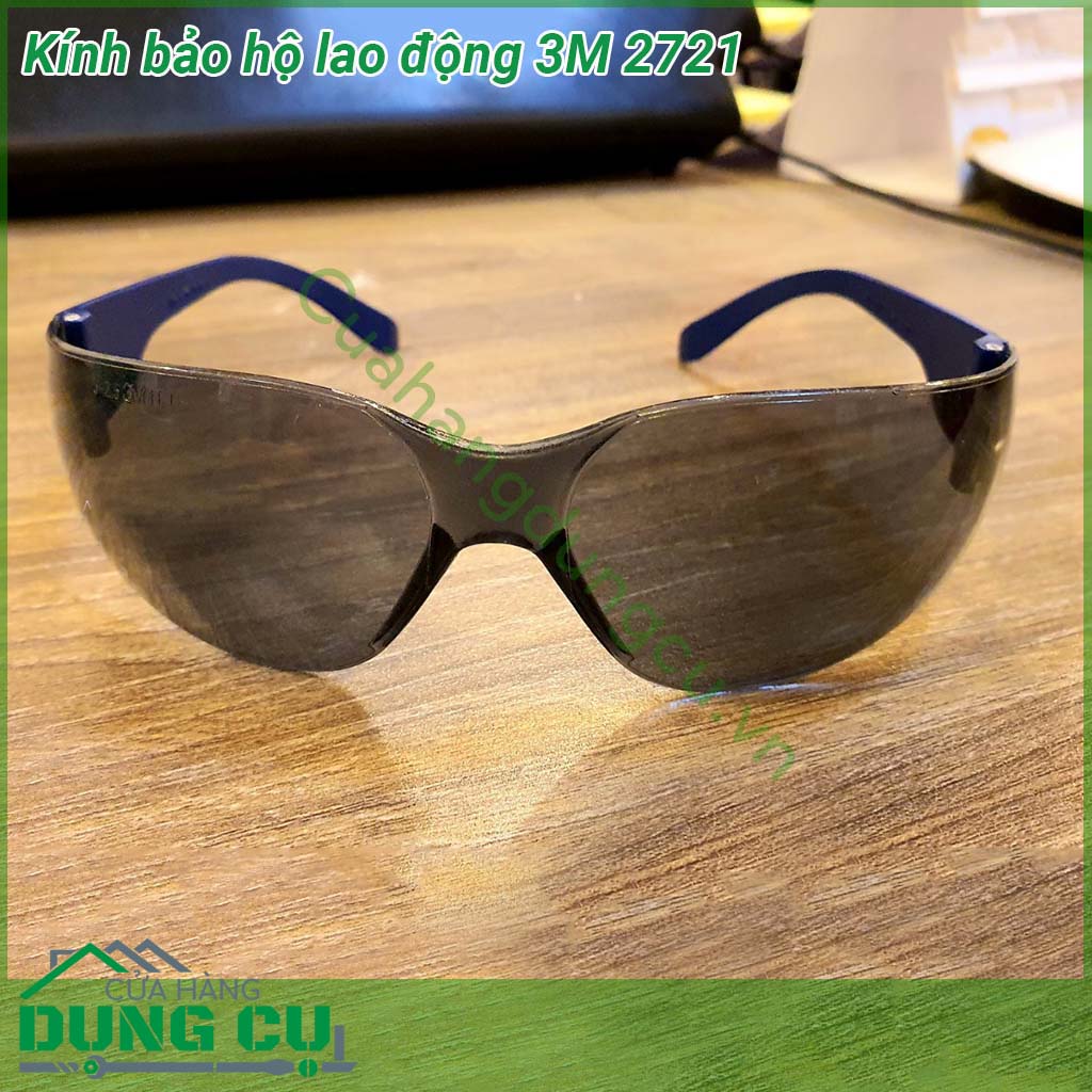 Kính bảo hộ lao động 3M 2721&nbsp;gọng màu xanh thiết kế dạng cong ôm khít vùng mắt và phù hợp với phần lớn hình dạng các khuôn mặt hai gọng mềm tạo cảm giác thoải mái khi đeo có thể điều chỉnh phù hợp với sống mũi người sử dụng &nbsp;