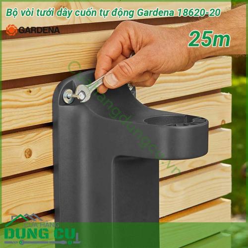 Bộ vòi tưới treo tường dây cuốn tự động Gardena 18620-20 25m được trang bị đủ các phụ kiện như giá treo  25m dây 13mm trong hộp cuốn vòi phun cổ điển cùng các cút nối chuẩn của hãng  Bạn chỉ việc khoan lắp nó lên tường kết nối với vòi nước cấp và sử dụng