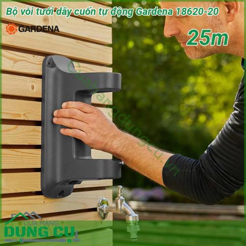 Bộ vòi tưới treo tường dây cuốn tự động Gardena 18620-20 25m được trang bị đủ các phụ kiện như giá treo  25m dây 13mm trong hộp cuốn vòi phun cổ điển cùng các cút nối chuẩn của hãng  Bạn chỉ việc khoan lắp nó lên tường kết nối với vòi nước cấp và sử dụng