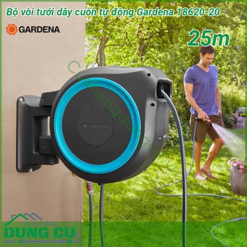 Bộ vòi tưới treo tường dây cuốn tự động Gardena 18620-20 25m được trang bị đủ các phụ kiện như giá treo  25m dây 13mm trong hộp cuốn vòi phun cổ điển cùng các cút nối chuẩn của hãng  Bạn chỉ việc khoan lắp nó lên tường kết nối với vòi nước cấp và sử dụng