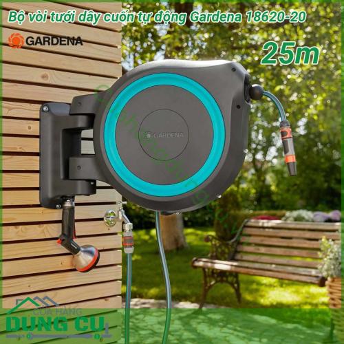 Bộ vòi tưới treo tường dây cuốn tự động Gardena 18620-20 25m được trang bị đủ các phụ kiện như giá treo  25m dây 13mm trong hộp cuốn vòi phun cổ điển cùng các cút nối chuẩn của hãng  Bạn chỉ việc khoan lắp nó lên tường kết nối với vòi nước cấp và sử dụng