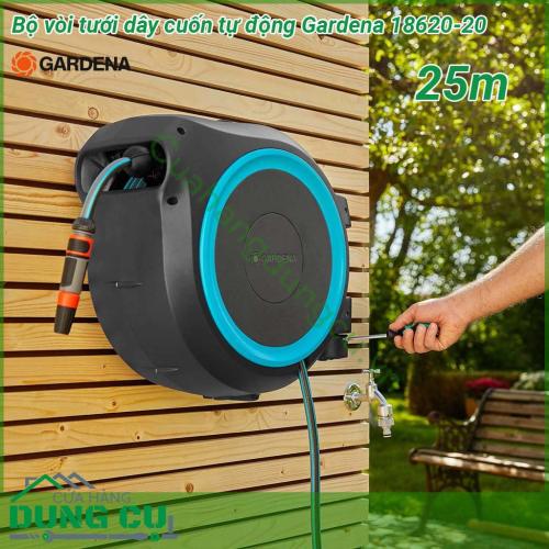 Bộ vòi tưới treo tường dây cuốn tự động Gardena 18620-20 25m được trang bị đủ các phụ kiện như giá treo  25m dây 13mm trong hộp cuốn vòi phun cổ điển cùng các cút nối chuẩn của hãng  Bạn chỉ việc khoan lắp nó lên tường kết nối với vòi nước cấp và sử dụng