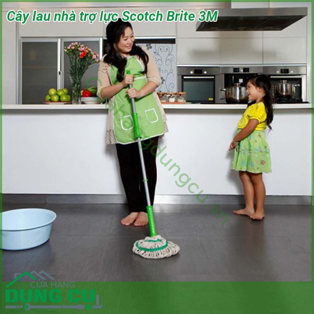 Cây lau nhà trợ lực Scotch Brite 3M với thân cây cấu tạo từ thép và có khớp tăng giảm độ dài giúp cho việc di chuyển nhẹ nhàng và dễ dàng Bông lau được làm từ sợi cotton mềm mại thấm hút tốt có công dụng đánh sạch các vết bẩn cứng đầu