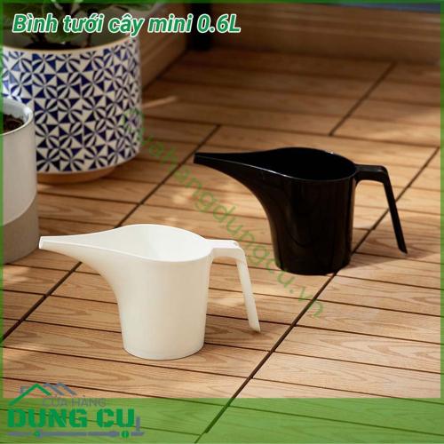 Bình tưới cây mini 0 6L chất liệu nhựa PP bền đẹp an toàn cho người sử dụng Thiết kế gọn gàng cầm chắc chắn giúp bạn tưới nước tiết kiệm và thuận tiện chăm sóc cây trồng  Màu sắc basic phù hợp với decor mọi không gian