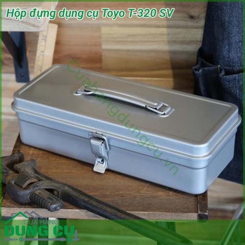 Hộp đựng dụng cụ Toyo T-320 SV được làm từ thép cao cấp chống ăn mòn không bị ghỉ và không bị cong vênh  Bề mặt sơn nhẵn mịn sáng bóng và hạn chế tối đa trầy xước  Tay cầm chắc chắn thiết kế dễ dàng cầm khi di chuyển