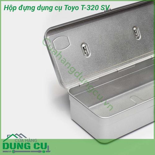 Hộp đựng dụng cụ Toyo T-320 SV được làm từ thép cao cấp chống ăn mòn không bị ghỉ và không bị cong vênh  Bề mặt sơn nhẵn mịn sáng bóng và hạn chế tối đa trầy xước  Tay cầm chắc chắn thiết kế dễ dàng cầm khi di chuyển