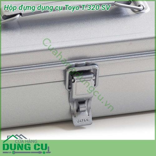 Hộp đựng dụng cụ Toyo T-320 SV được làm từ thép cao cấp chống ăn mòn không bị ghỉ và không bị cong vênh  Bề mặt sơn nhẵn mịn sáng bóng và hạn chế tối đa trầy xước  Tay cầm chắc chắn thiết kế dễ dàng cầm khi di chuyển