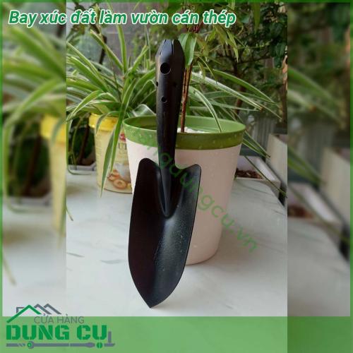 Bay xúc đất làm vườn cán thép ​được làm từ chất liệu thép sơn chống gỉ sét với độ bền chắc cao chống ăn mòn và không bị oxy hóa  Tay cầm chắc chắn vừa vặn hạn chế trơn trượt thuận tiện khi cầm nắm và thao tác dễ dàng xới đất làm tơi xốp đất