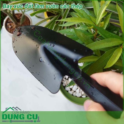 Bay xúc đất làm vườn cán thép ​được làm từ chất liệu thép sơn chống gỉ sét với độ bền chắc cao chống ăn mòn và không bị oxy hóa  Tay cầm chắc chắn vừa vặn hạn chế trơn trượt thuận tiện khi cầm nắm và thao tác dễ dàng xới đất làm tơi xốp đất