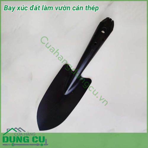 Bay xúc đất làm vườn cán thép ​được làm từ chất liệu thép sơn chống gỉ sét với độ bền chắc cao chống ăn mòn và không bị oxy hóa  Tay cầm chắc chắn vừa vặn hạn chế trơn trượt thuận tiện khi cầm nắm và thao tác dễ dàng xới đất làm tơi xốp đất