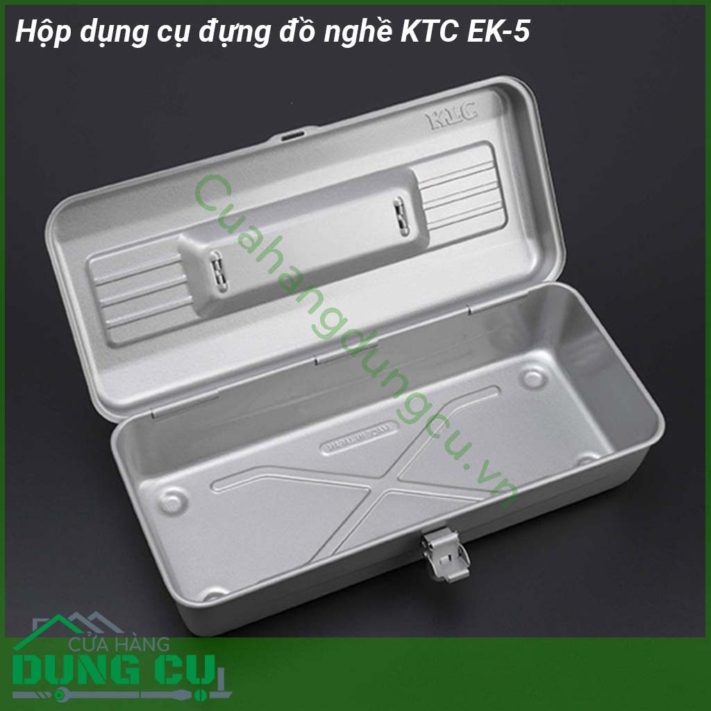 Hộp dụng cụ đựng đồ nghề KTC EK-5 được làm từ chất liệu&nbsp;bằng sắt dày và cứng cáp Bề ngoài được sơn tĩnh điện không sợ bị vỡ chống gỉ Tay xách và khóa bằng sắt chắc chắn bền đẹp &nbsp;Có thể mang đi lại dễ dàng lỡ có đánh rơi cũng không sợ bị vỡ