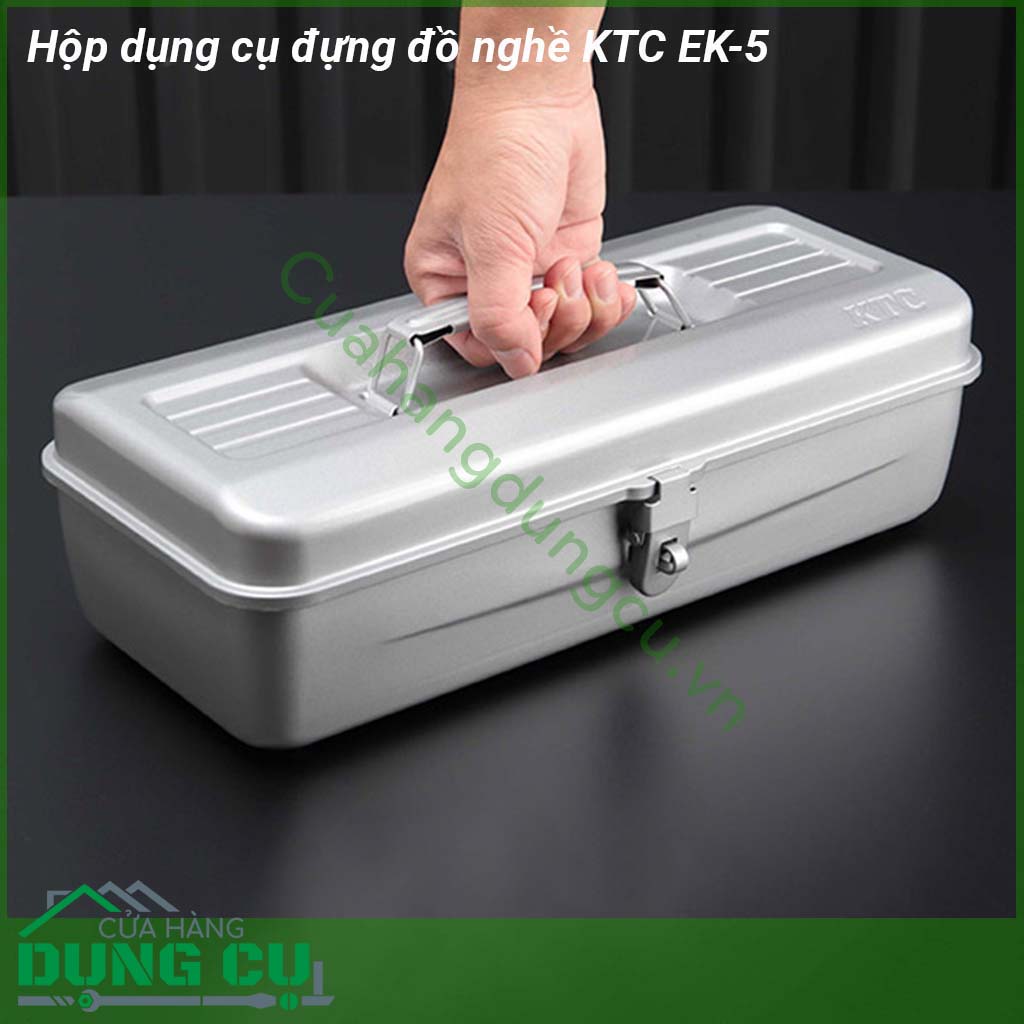 Hộp dụng cụ đựng đồ nghề KTC EK-5 được làm từ chất liệu&nbsp;bằng sắt dày và cứng cáp Bề ngoài được sơn tĩnh điện không sợ bị vỡ chống gỉ Tay xách và khóa bằng sắt chắc chắn bền đẹp &nbsp;Có thể mang đi lại dễ dàng lỡ có đánh rơi cũng không sợ bị vỡ