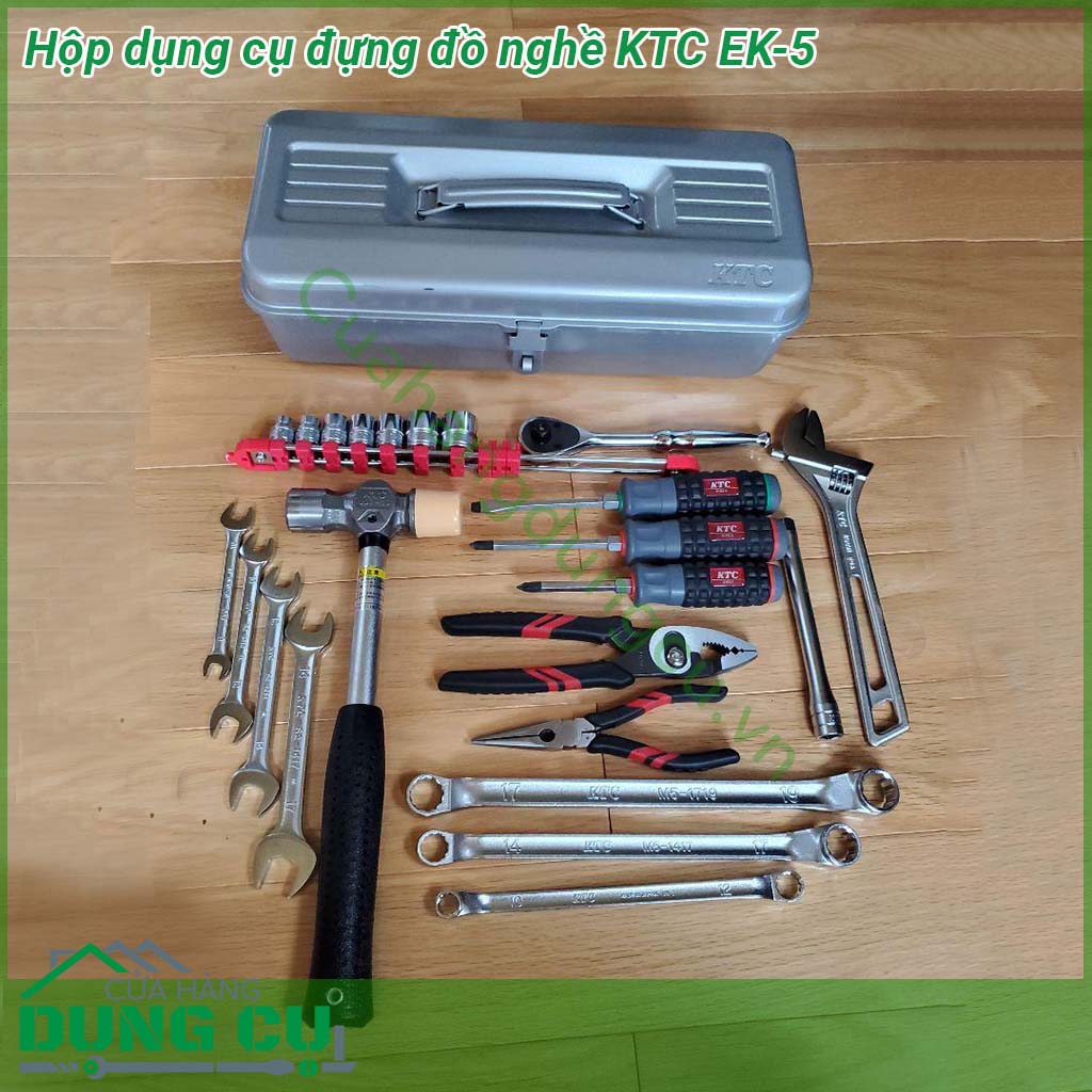 Hộp dụng cụ đựng đồ nghề KTC EK-5 được làm từ chất liệu&nbsp;bằng sắt dày và cứng cáp Bề ngoài được sơn tĩnh điện không sợ bị vỡ chống gỉ Tay xách và khóa bằng sắt chắc chắn bền đẹp &nbsp;Có thể mang đi lại dễ dàng lỡ có đánh rơi cũng không sợ bị vỡ