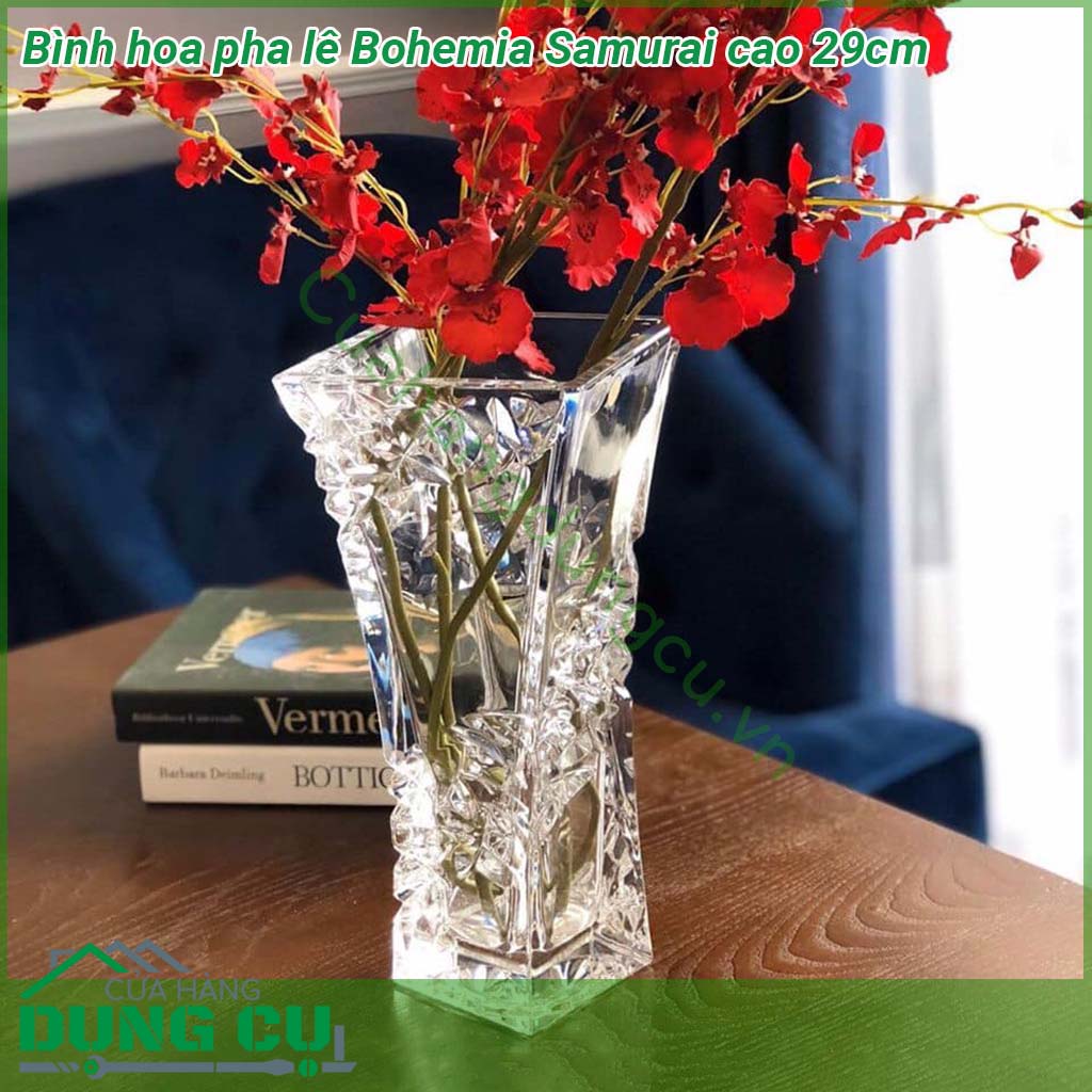 Bình hoa pha lê Bohemia Samurai cao 29cm được chế tác từ dòng pha lê cao cấp nhất của Bohemia có độ bền cao thiết kế đơn giản thanh lịch&nbsp;và phù hợp với trang trí&nbsp;để bàn cắm hoa hoặc trang trí phòng mang lại sự sang trọng và mới lạ cho không gian