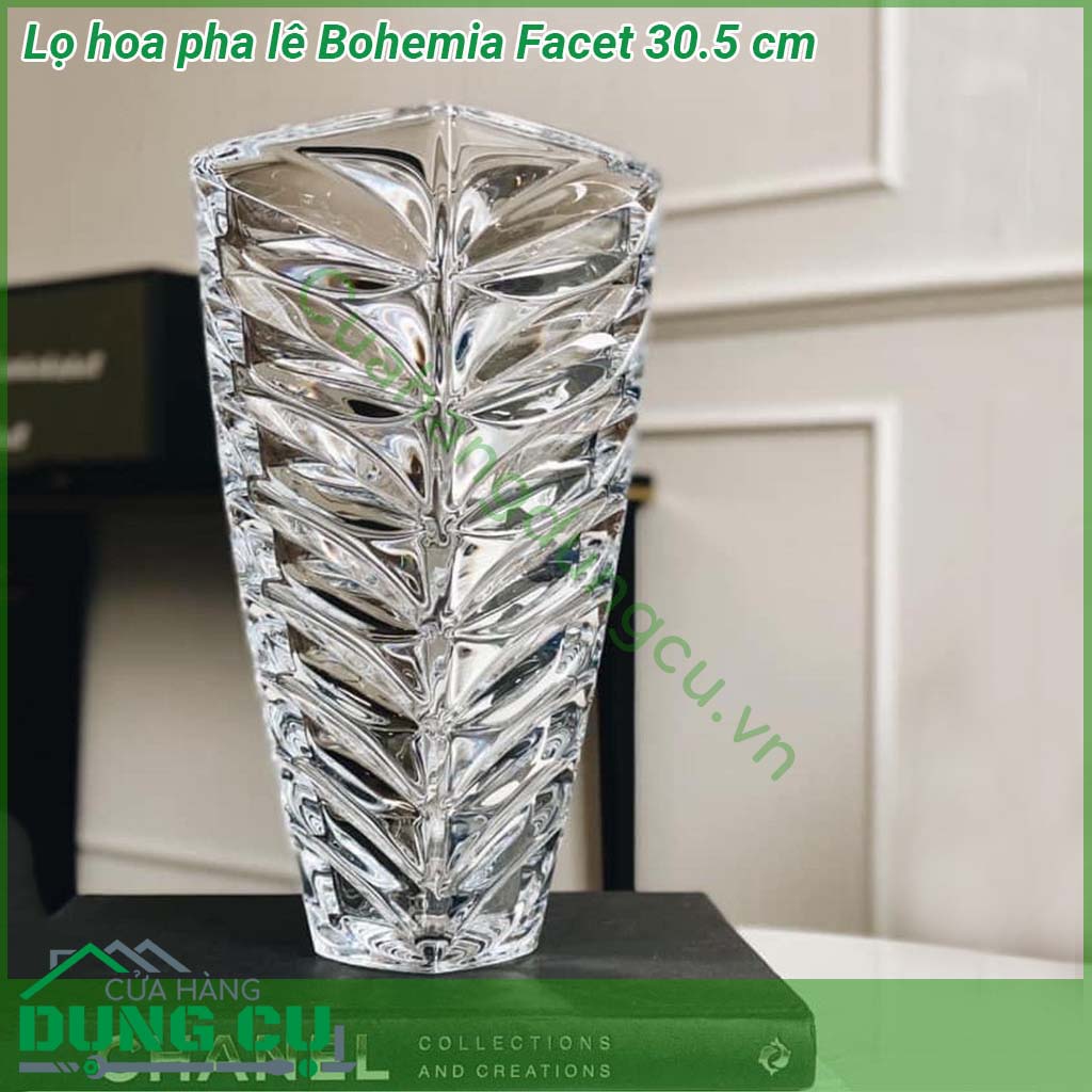 Lọ hoa pha lê Bohemia Facet 30 5 cm&nbsp;nổi bật bởi thiết kế tinh khiết và tươi sáng của thủy tinh pha lê kết hợp với đường nét xoắn tạo độ phản quang và nổi bật vô cùng Chất liệu pha lê không chì bền đường nét thiết kế đẹp tinh tế