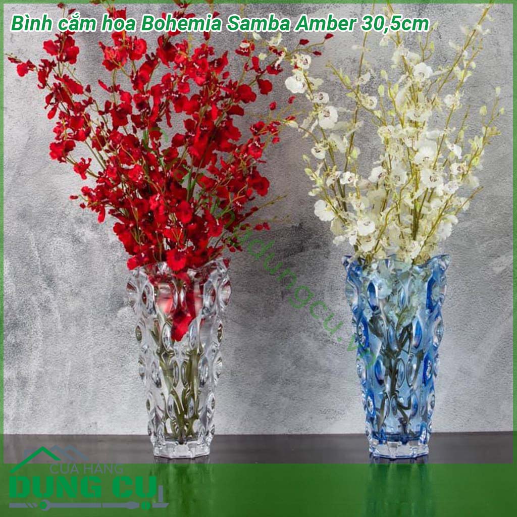 Bình cắm hoa Bohemia Samba Amber 30 5cm&nbsp;nổi bật bởi thiết kế tinh khiết và tươi sáng của thủy tinh pha lê kết hợp với họa tiết chạy xung quanh lọ tạo độ phản quang và điểm nhấn nổi bật tinh tế sắc sảo