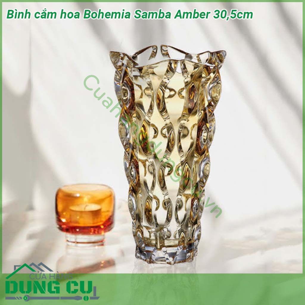 Bình cắm hoa Bohemia Samba Amber 30 5cm&nbsp;nổi bật bởi thiết kế tinh khiết và tươi sáng của thủy tinh pha lê kết hợp với họa tiết chạy xung quanh lọ tạo độ phản quang và điểm nhấn nổi bật tinh tế sắc sảo