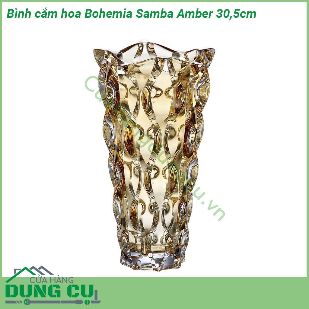 Bình cắm hoa Bohemia Samba Amber 30 5cm&nbsp;nổi bật bởi thiết kế tinh khiết và tươi sáng của thủy tinh pha lê kết hợp với họa tiết chạy xung quanh lọ tạo độ phản quang và điểm nhấn nổi bật tinh tế sắc sảo