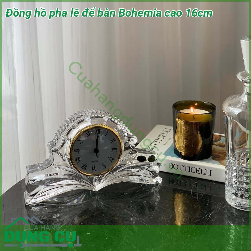 Đồng hồ pha lê để bàn Bohemia cao 16cm&nbsp;được làm bằng pha le cao cấp nhất của Bohemia được đánh giá cao về độ bền độ chống mài mòn và khả năng khúc xạ ánh sáng
