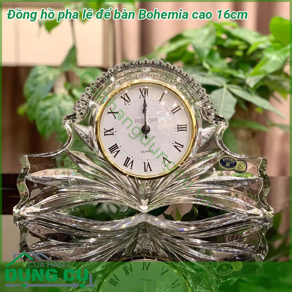 Đồng hồ pha lê để bàn Bohemia cao 16cm&nbsp;được làm bằng pha le cao cấp nhất của Bohemia được đánh giá cao về độ bền độ chống mài mòn và khả năng khúc xạ ánh sáng
