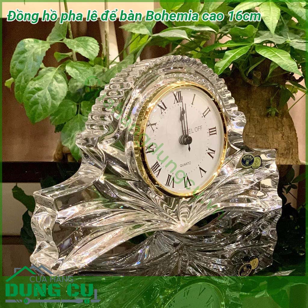 Đồng hồ pha lê để bàn Bohemia cao 16cm&nbsp;được làm bằng pha le cao cấp nhất của Bohemia được đánh giá cao về độ bền độ chống mài mòn và khả năng khúc xạ ánh sáng