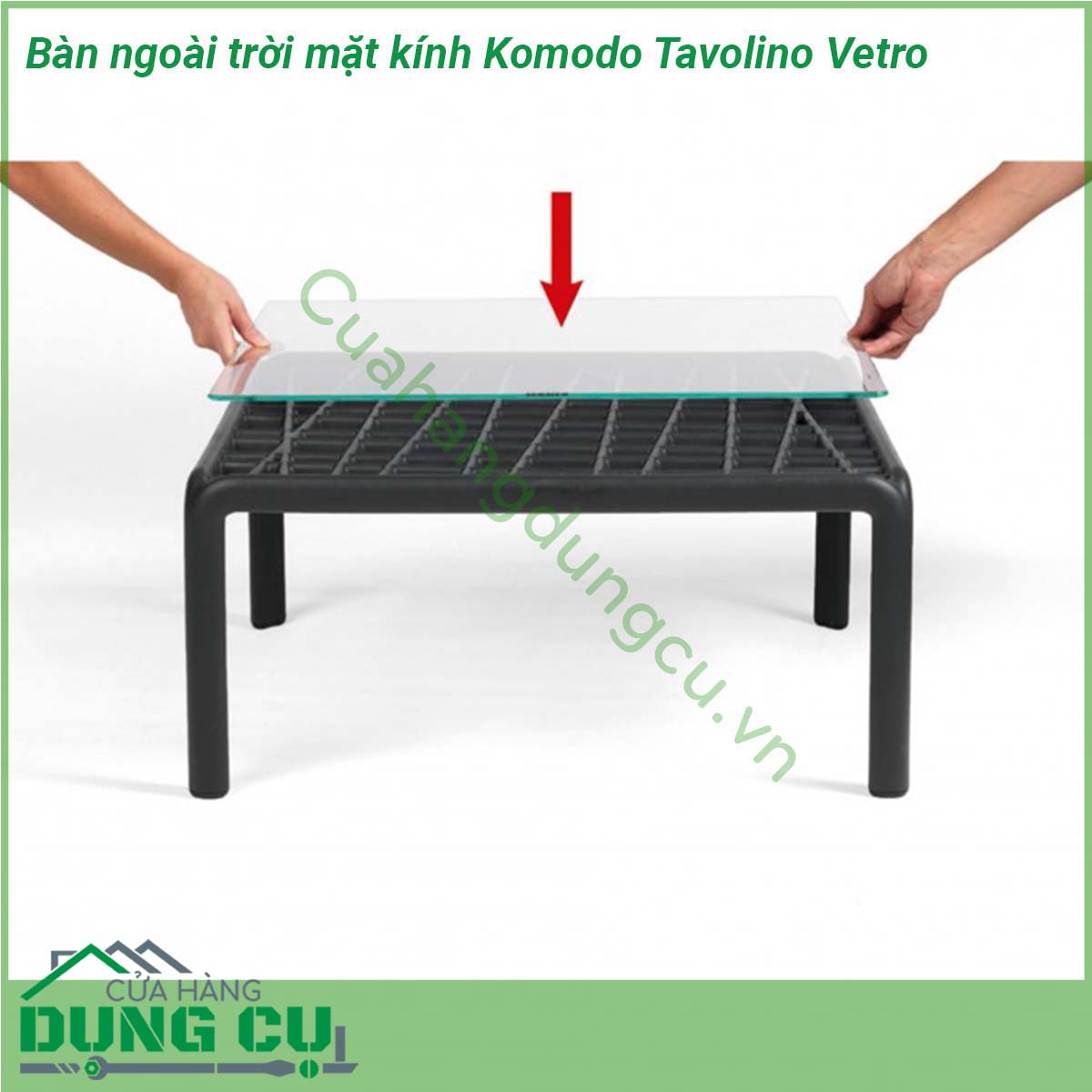 Bàn ngoài trời mặt kính Komodo Tavolino Vetro được làm từ chất liệu Polypropylene pha sợi thủy tinh cao cấp được xử lý tia UV chịu được thời tiết mưa nắng khắc nghiệt Rất thích hợp với sân vườn ngoài trời