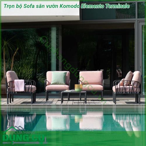 Sofa sân vườn Komodo Elemento Terminale kèm đệm làm từ chất liệu Polypropylene pha sợi thủy tinh cao cấp được xử lý tia UV chịu được thời tiết mưa nắng khắc nghiệt Đệm ghế sofa được làm từ 100 sợi nhuộm acrylic chống nấm mốc chống bám bẩn thích hợp với sân vườn ngoài trời