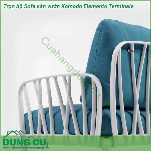 Sofa sân vườn Komodo Elemento Terminale kèm đệm làm từ chất liệu Polypropylene pha sợi thủy tinh cao cấp được xử lý tia UV chịu được thời tiết mưa nắng khắc nghiệt Đệm ghế sofa được làm từ 100 sợi nhuộm acrylic chống nấm mốc chống bám bẩn thích hợp với sân vườn ngoài trời