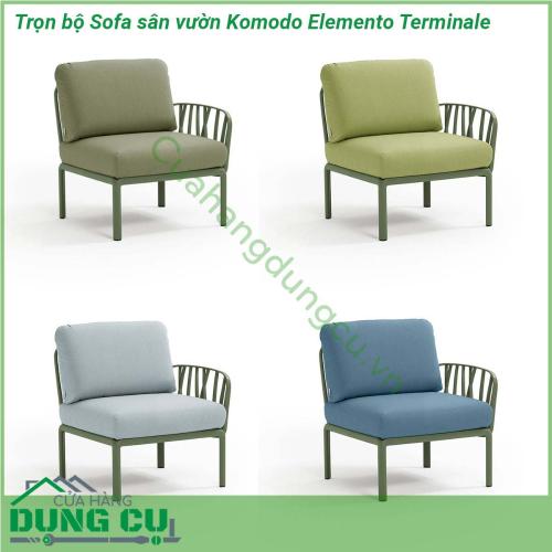 Sofa sân vườn Komodo Elemento Terminale kèm đệm làm từ chất liệu Polypropylene pha sợi thủy tinh cao cấp được xử lý tia UV chịu được thời tiết mưa nắng khắc nghiệt Đệm ghế sofa được làm từ 100 sợi nhuộm acrylic chống nấm mốc chống bám bẩn thích hợp với sân vườn ngoài trời