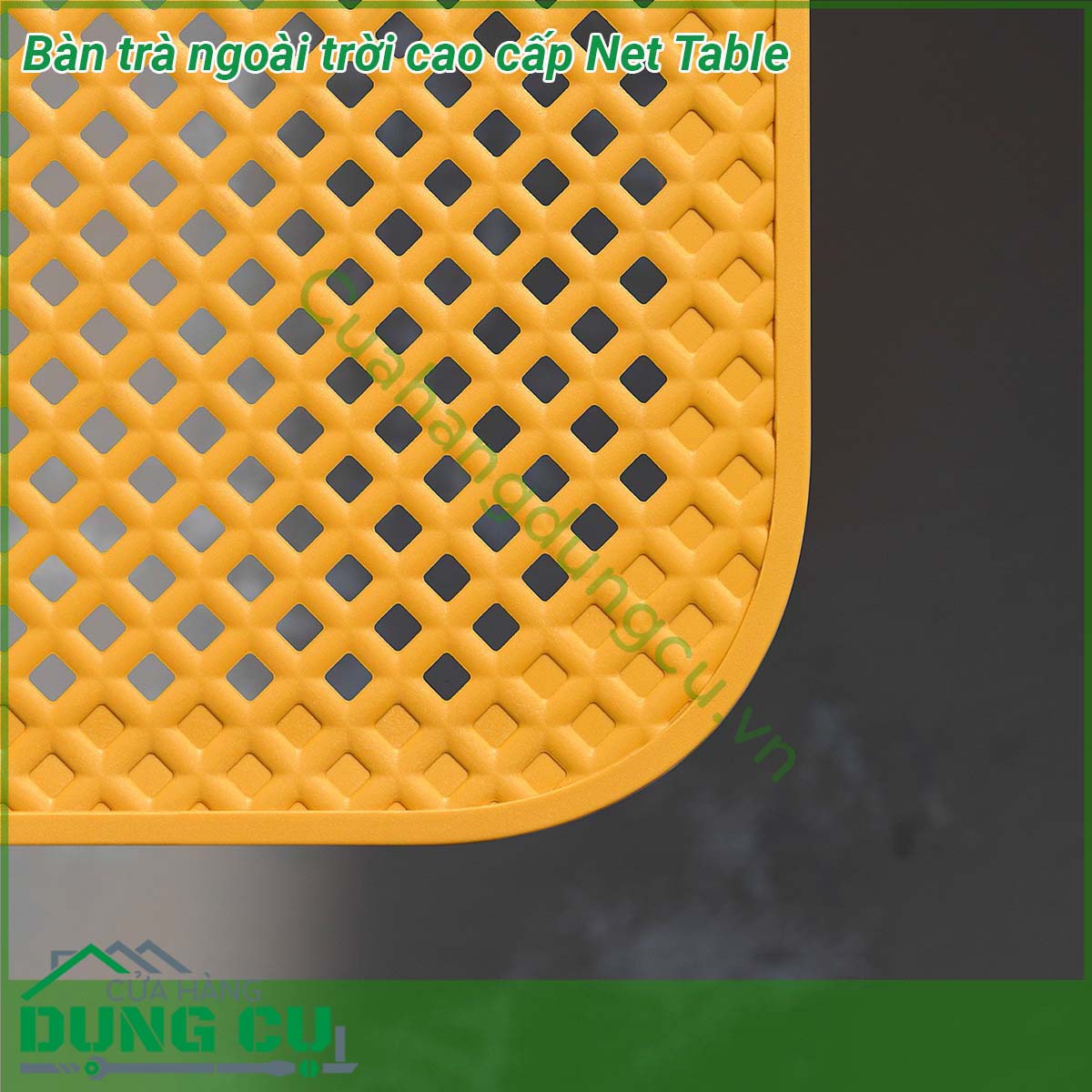 Bàn trà ngoài trời cao cấp Net Table được làm bằng nhựa polypropylene sợi thủy tinh chống chịu thời tiết tia cực tím của NARDI của Ý Thiết kế bàn thấp thanh lịch với mặt trên hình chữ nhật có hoa văn đục lỗ có khả năng thoát nước mưa hiệu quả