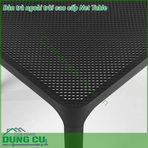 Bàn trà ngoài trời cao cấp Net Table được làm bằng nhựa polypropylene sợi thủy tinh chống chịu thời tiết tia cực tím của NARDI của Ý Thiết kế bàn thấp thanh lịch với mặt trên hình chữ nhật có hoa văn đục lỗ có khả năng thoát nước mưa hiệu quả