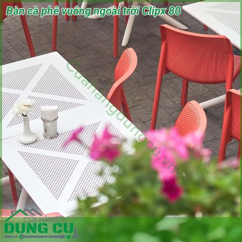 Bàn cà phê vuông ngoài trời Clipx 80 được làm bằng chất liệu nhựa sợi thủy tinh cao cấp Fibreglass resin  Với chất liệu sử dụng cao cấp bạn hoàn toàn có thể yên tâm sử dụng chúng mà ko sợ nắng mưa hư hỏng hay bay màu